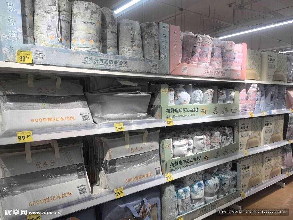 貨架上的多樣商品陳列