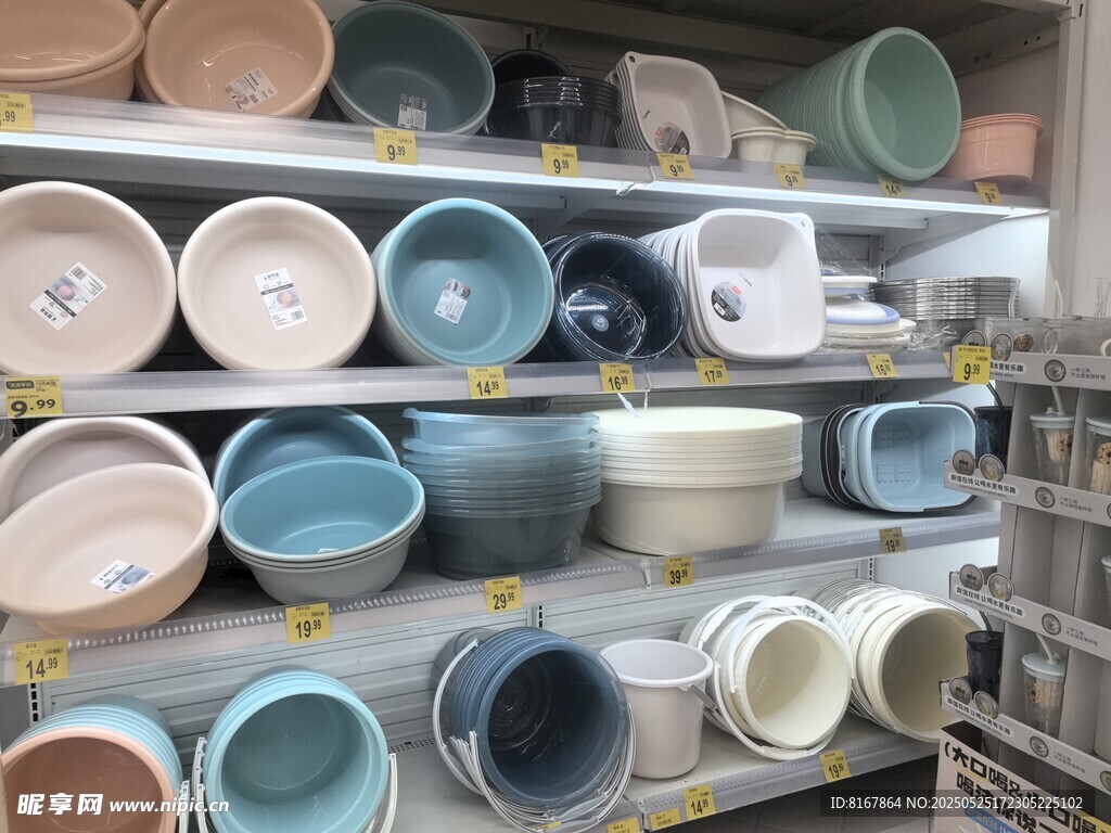 貨架上琳瑯滿目的多彩碗具