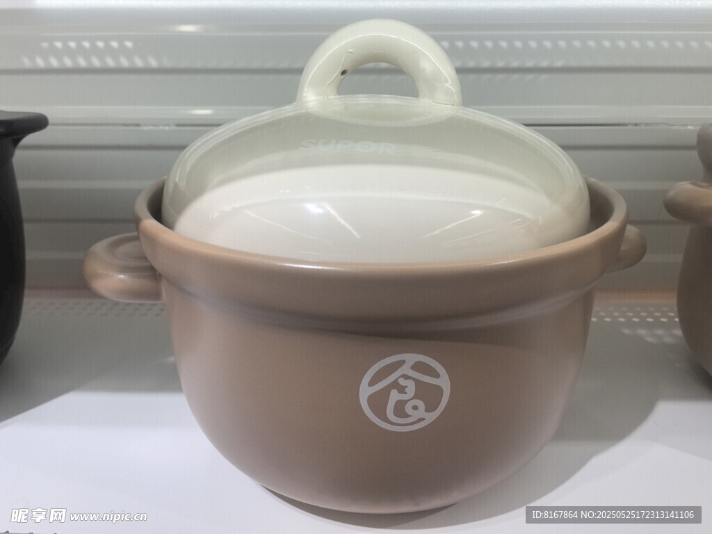 棕色陶瓷燉鍋帶白色鍋蓋