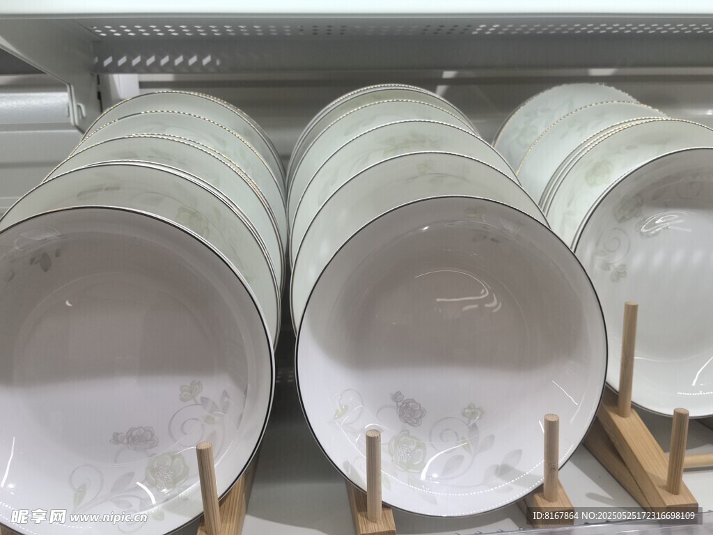 整齊堆疊的白色陶瓷圓盤