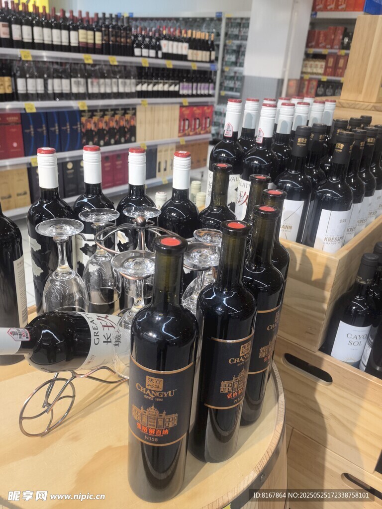 店內陳列的多樣葡萄酒具