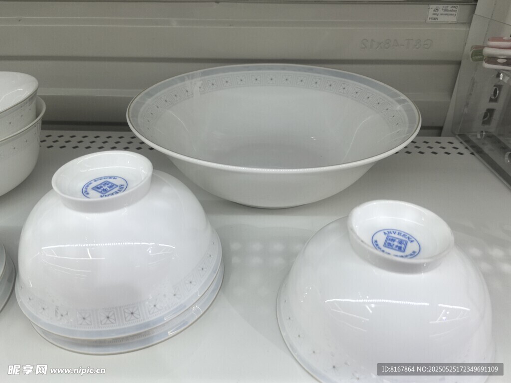 白色瓷碗餐具展示