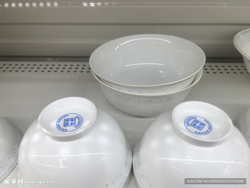 貨架上的精美陶瓷碗具