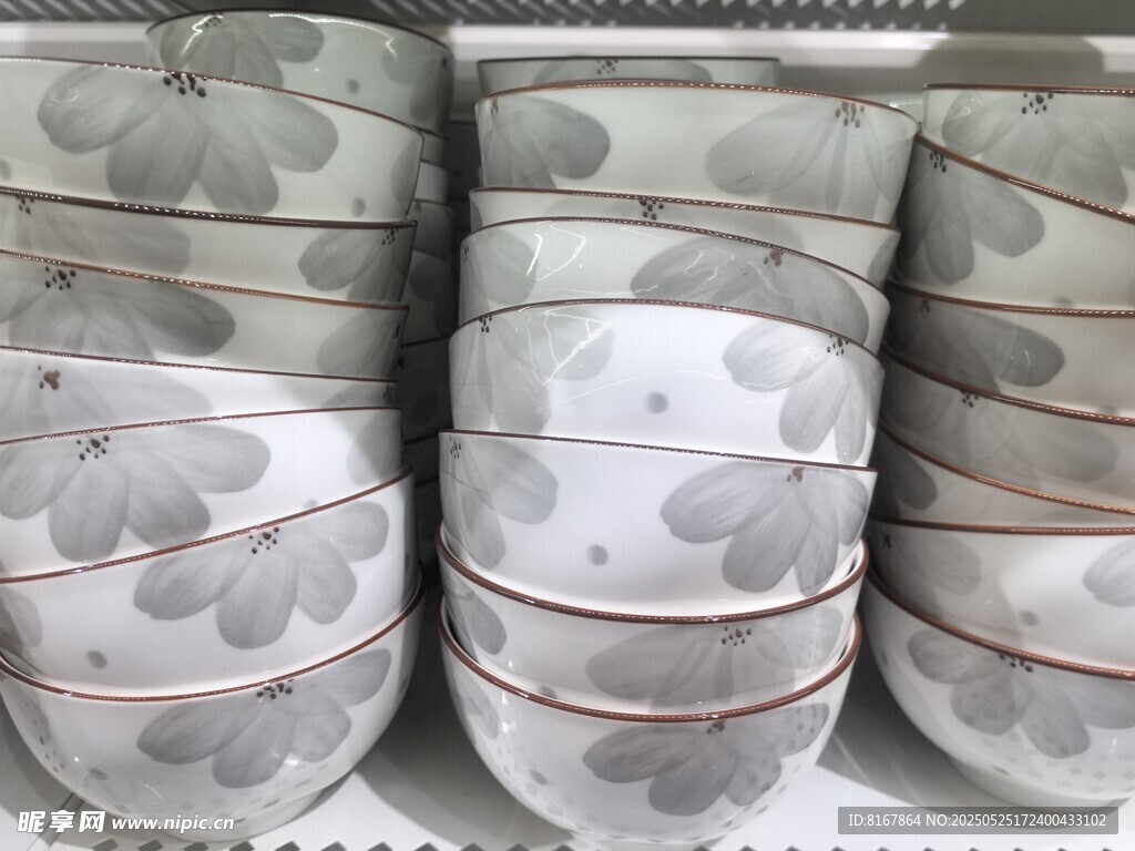 堆疊的帶花紋陶瓷碗碟