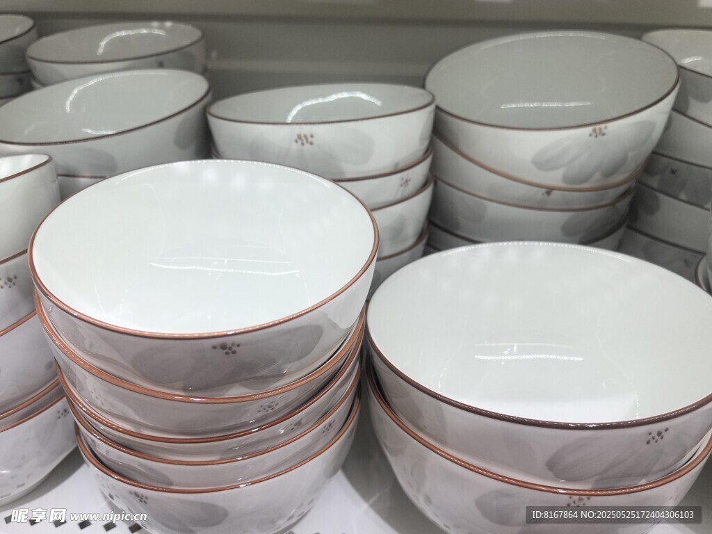 堆疊的白色圓形容器