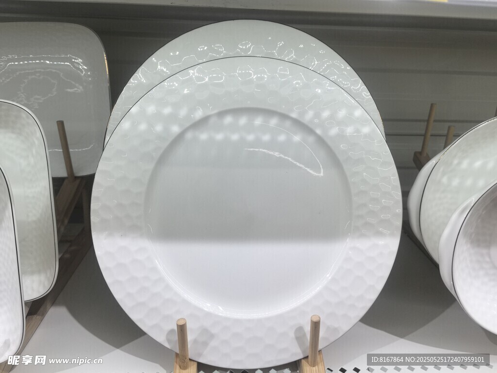 白色精美餐盤陳列展示