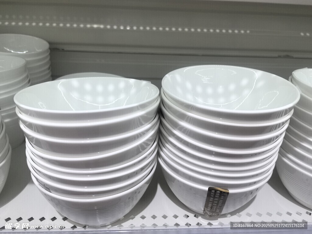 超市貨架上堆疊的白色瓷盤