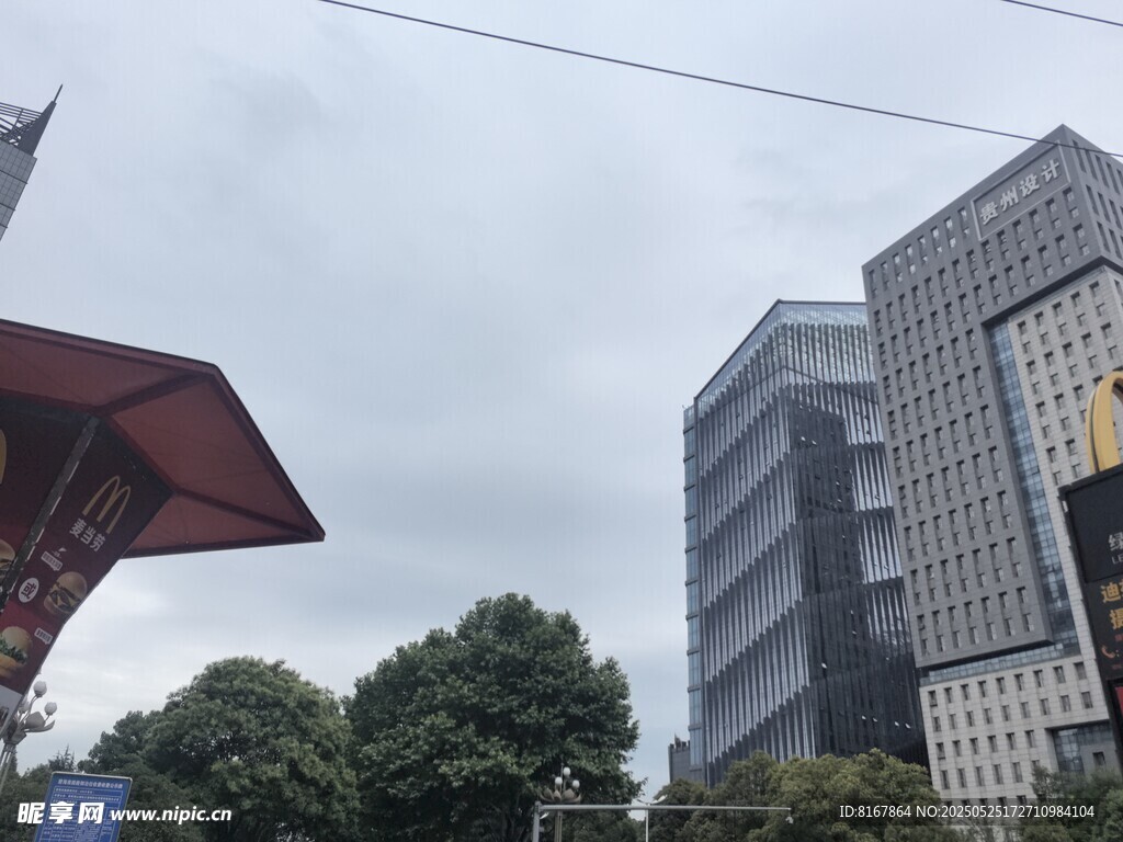 城市中的現代建筑與綠植