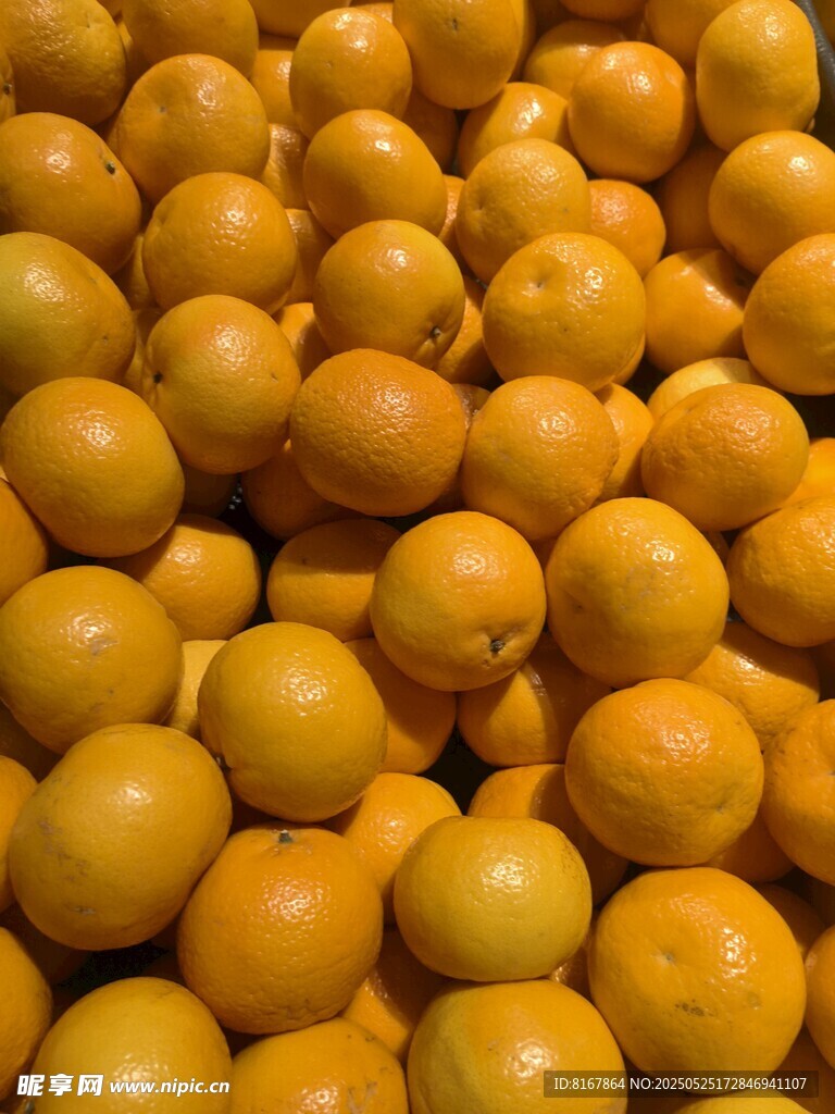 一堆飽滿的黃色柑橘