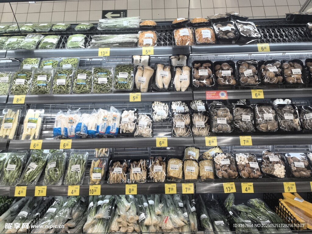 超市貨架上琳瑯滿目的商品