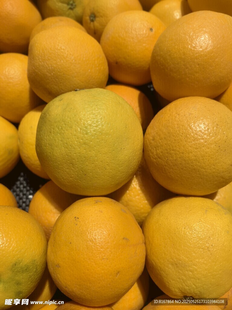 一堆飽滿的新鮮橙子