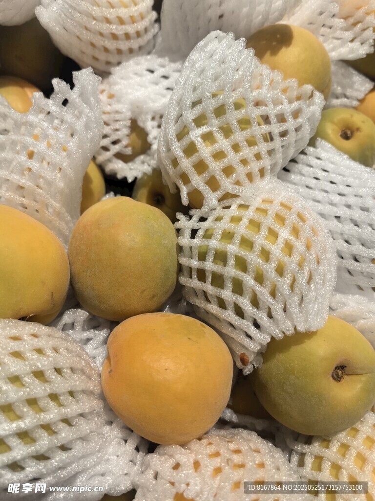 網袋中的新鮮黃杏