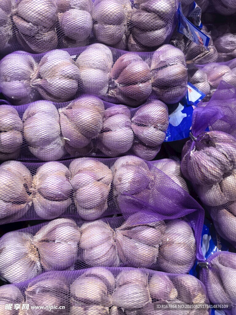 袋裝紫皮大蒜堆疊展示