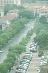 俯瞰城市街道與停車場景
