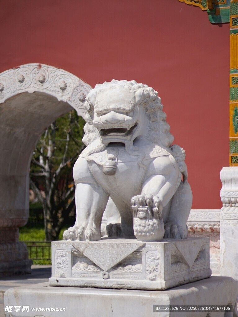 中式石獅子雕塑