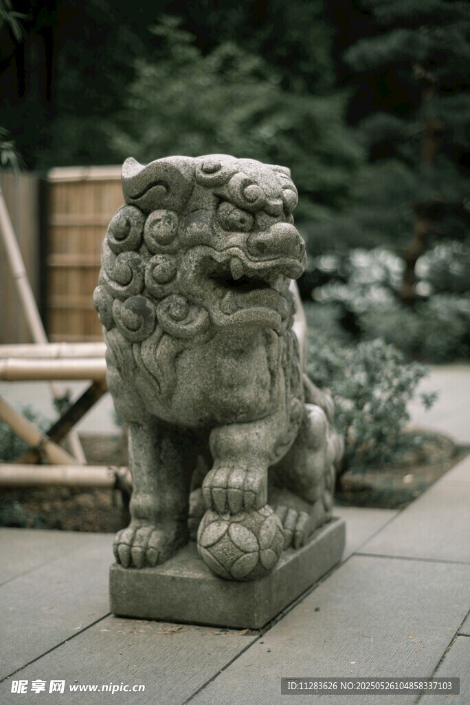中式石獅子雕塑