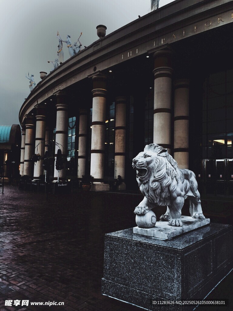雨中的石獅子雕塑