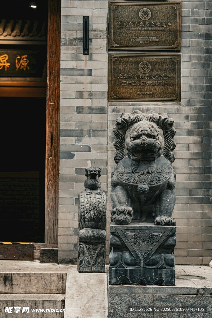 中式門前石獅子威武莊嚴