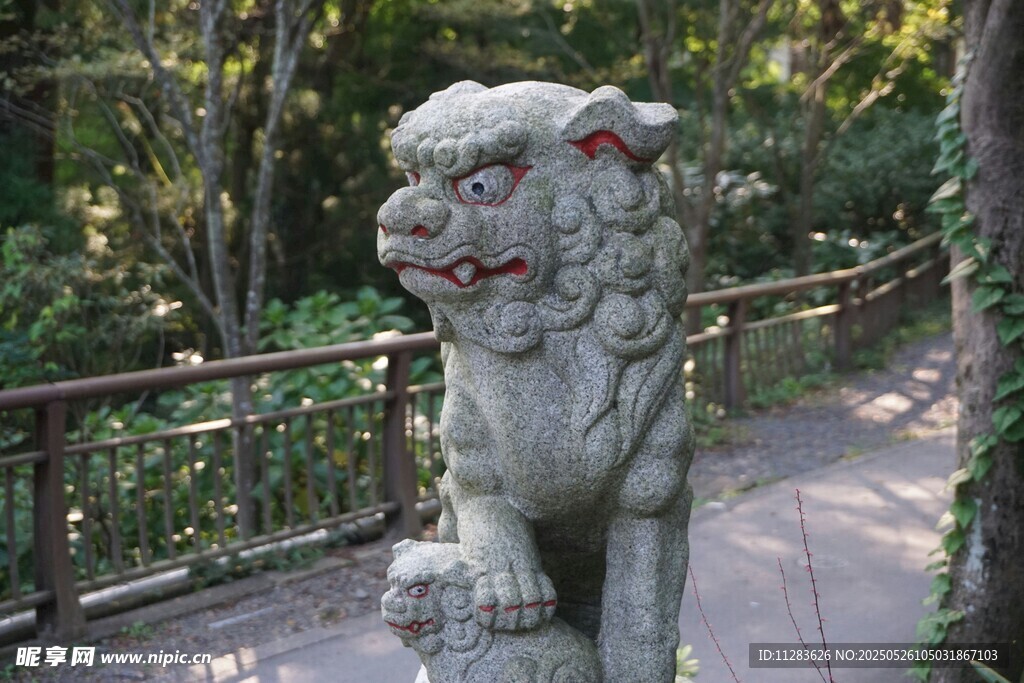石獅子雕像于林間小道