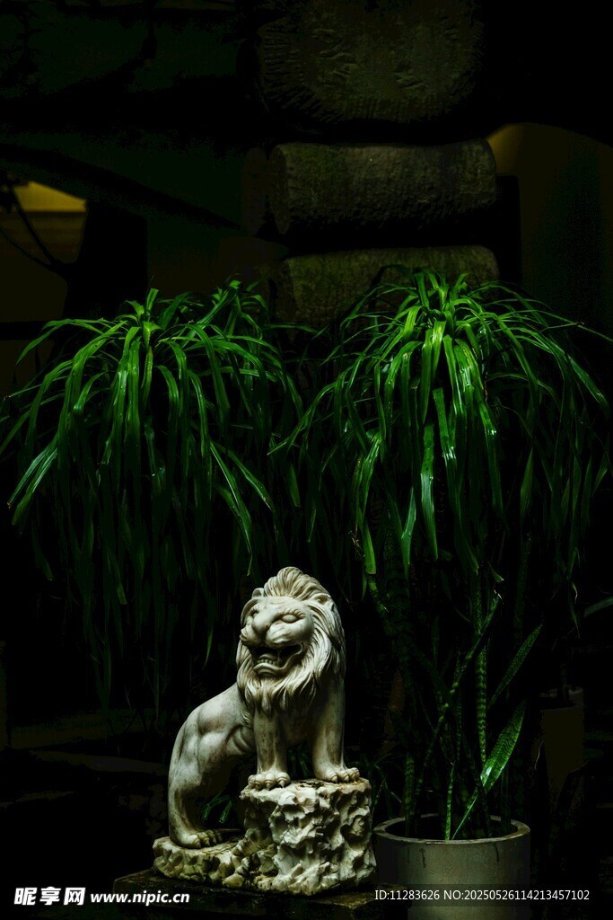 室內綠植旁的精致獅子擺件