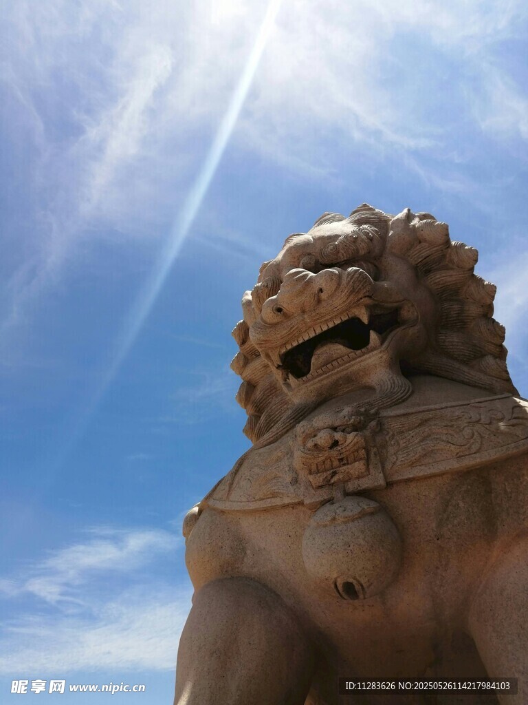 藍天之下的威武石獅子