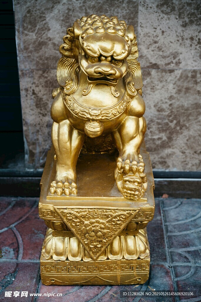 金色威武石獅子雕塑