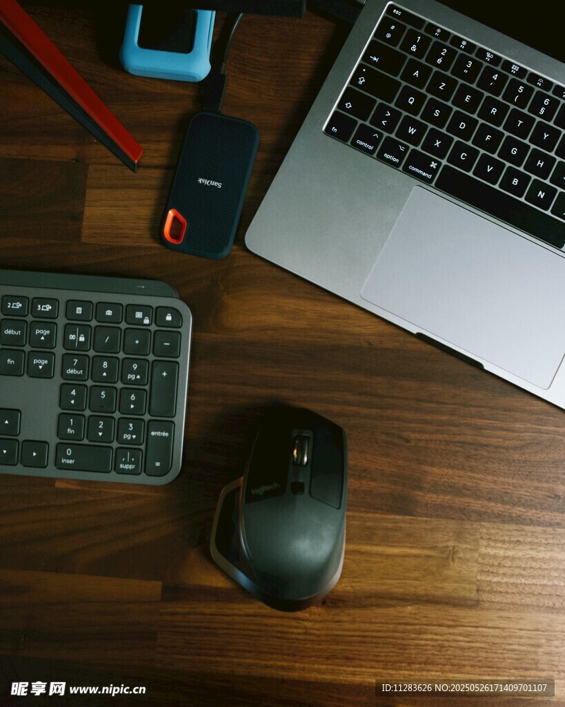 桌上的電腦及周邊設備
