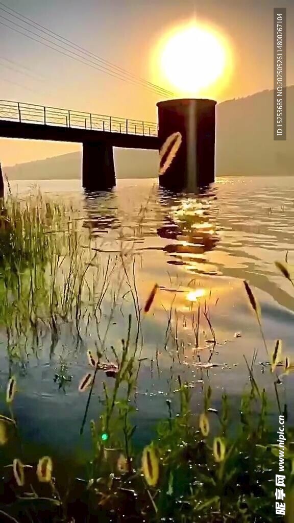 夕陽(yáng)下的水邊棧橋美景