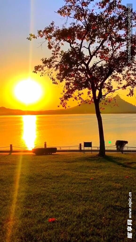 湖畔夕陽(yáng)下的靜謐美景