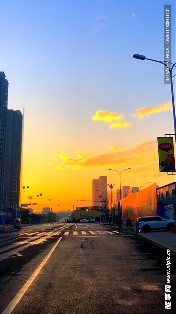 城市黃昏下的寬闊道路