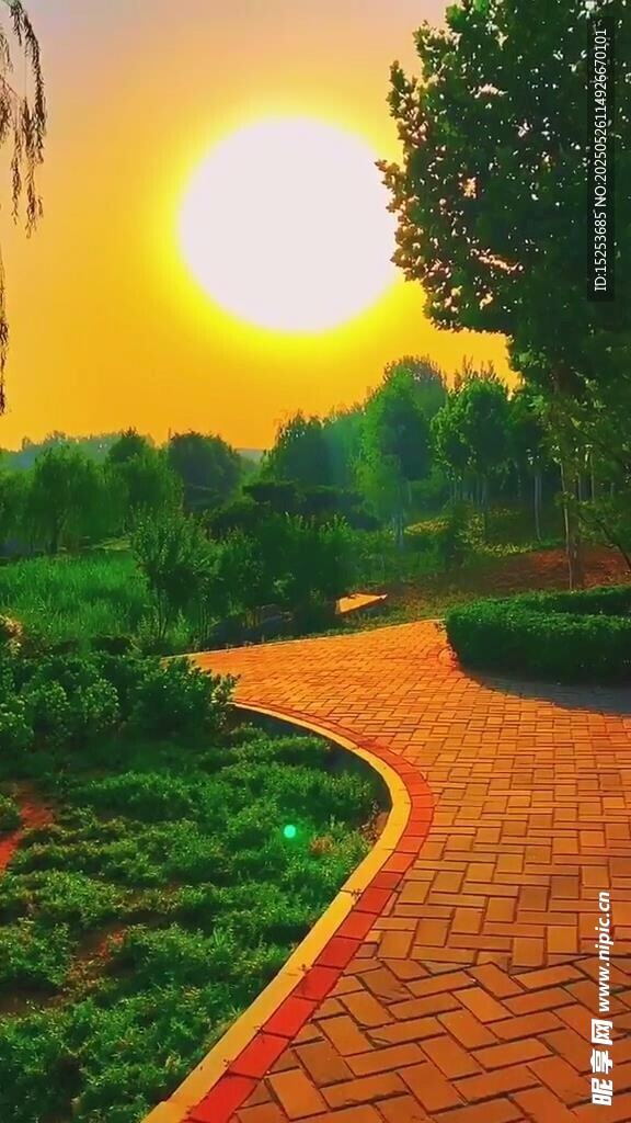 夕陽(yáng)下的花園小徑