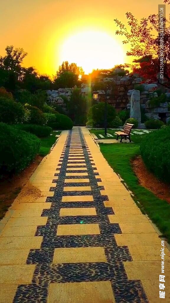 夕陽下的石板小徑美景