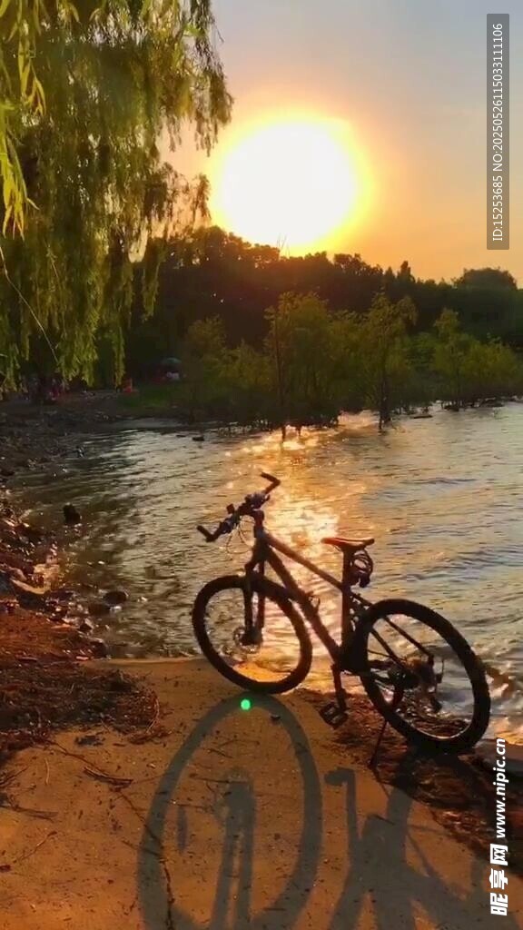 夕陽下河畔的自行車美景