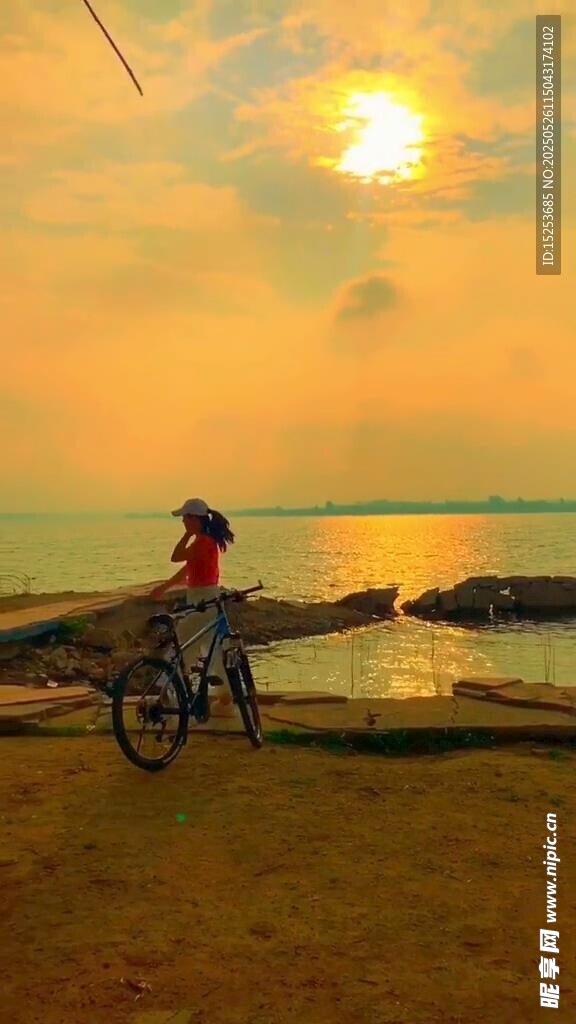 夕陽下騎行的海邊身影