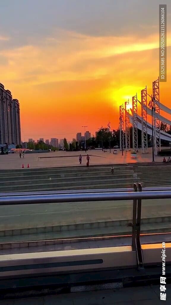 夕陽下的城市橋梁美景