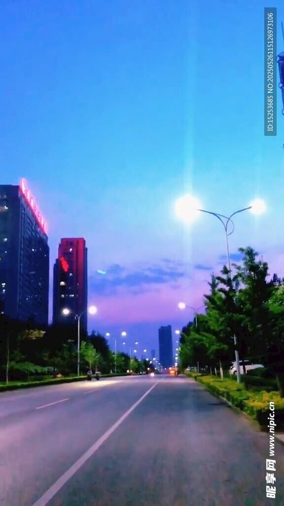 城市道路黃昏美麗景象