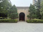 西安木塔寺古樸庭院拱門綠樹