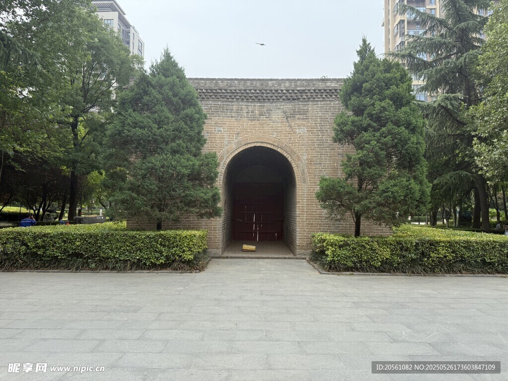 西安木塔寺古樸庭院拱門綠樹