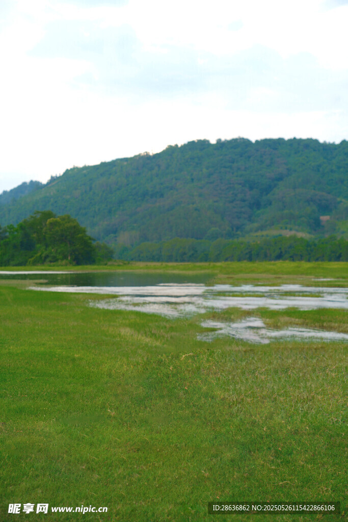 草原河畔青山自然美景