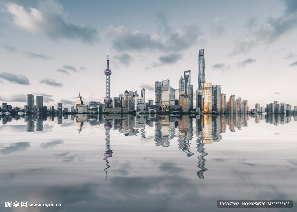 上海城市天際線倒影美景