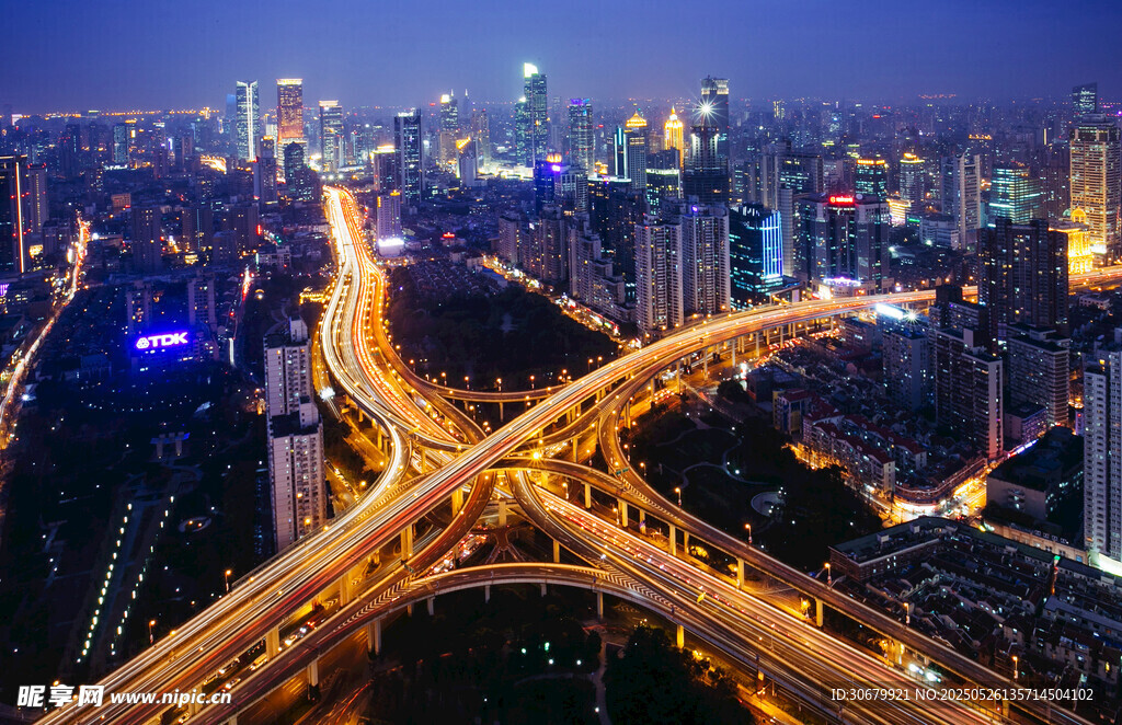 城市夜景中的繁華立交橋