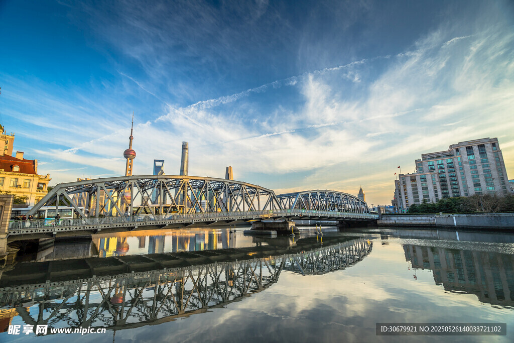 河畔城市風光與橋梁美景