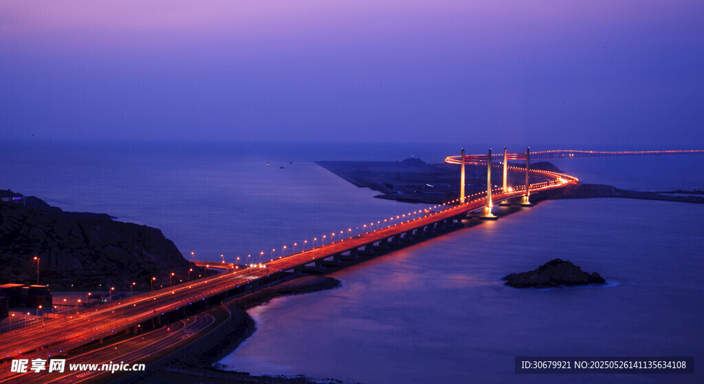 跨海大橋夜景璀璨迷人