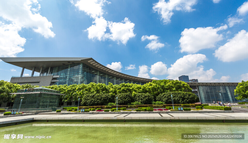 現(xiàn)代建筑旁的碧水藍(lán)天景觀