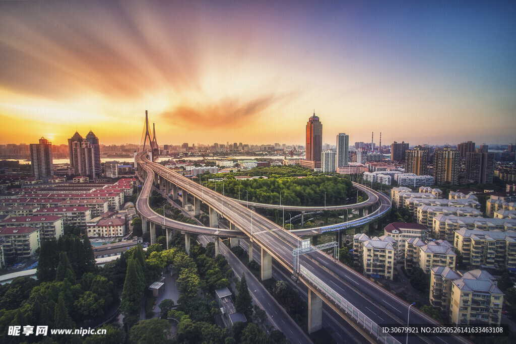 城市黃昏高架橋壯麗景觀