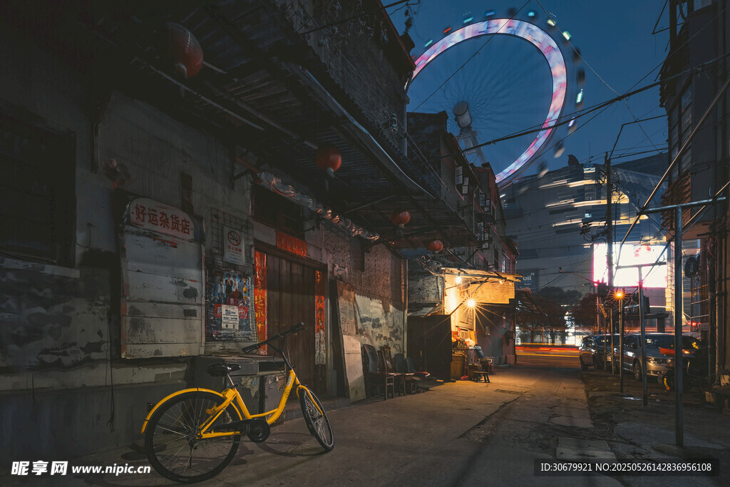 夜晚小巷旁的摩天輪景觀