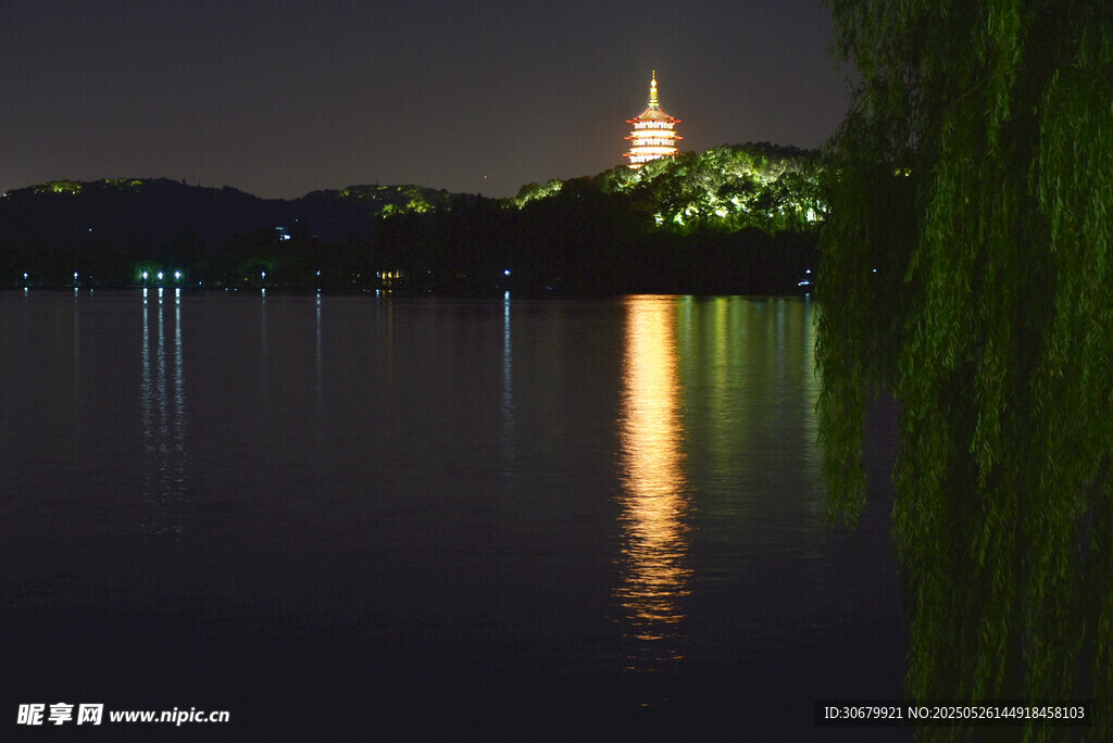 西湖夜景中的塔與湖水