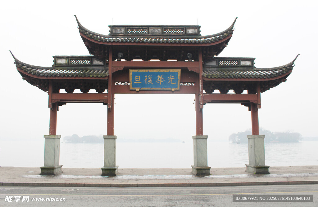 中式古典牌坊屹立水邊