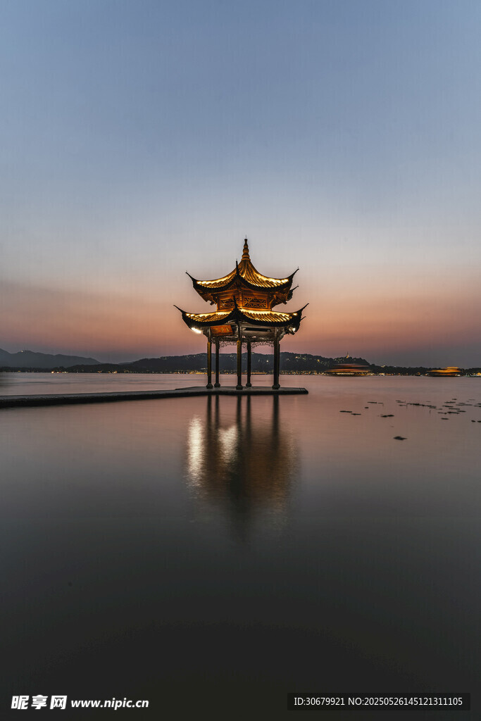 湖畔古亭映于寧靜水面