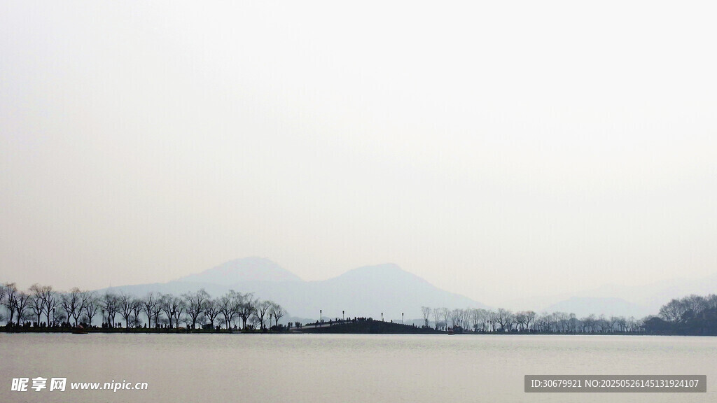 寧靜湖面與遠處朦朧景致